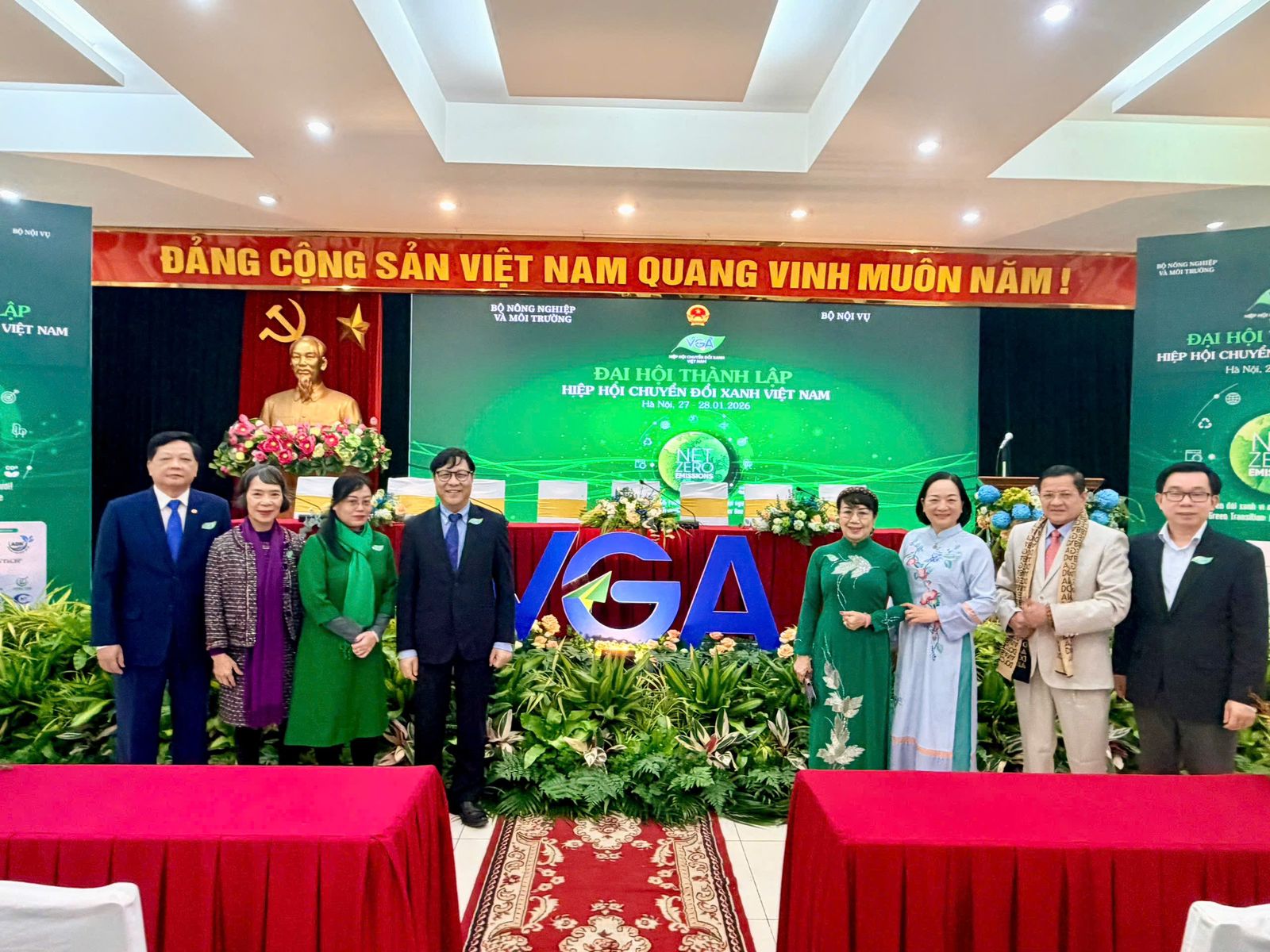 Ms. Victoria and other members poses for a commemorative photo with Mr. Dang Huy Dong