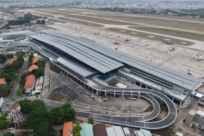 Which Vietnam airport is among 50 most connected globally?