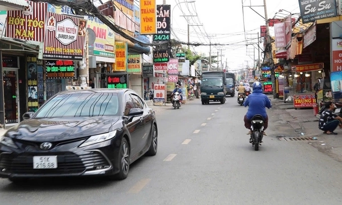 Vinh Loc Road before the expansion