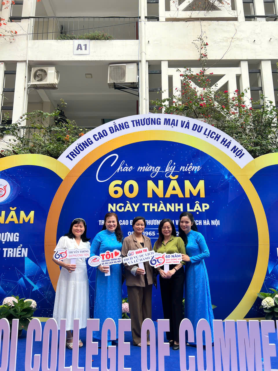 Celebrating the 60th anniversary of the founding of Hanoi College of Commerce and Tourism.
