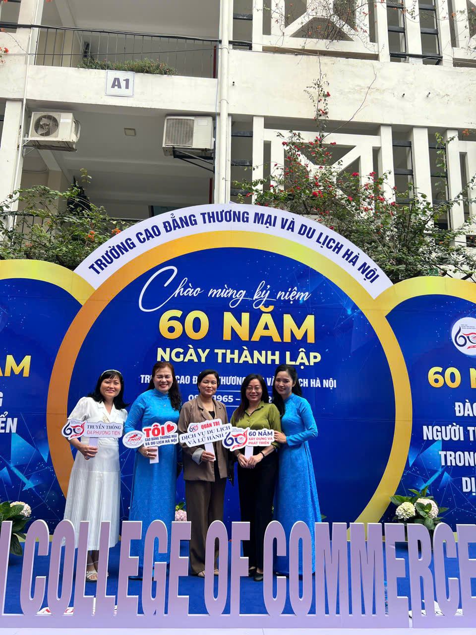 Celebrating the 60th anniversary of the founding of Hanoi College of Commerce and Tourism.
